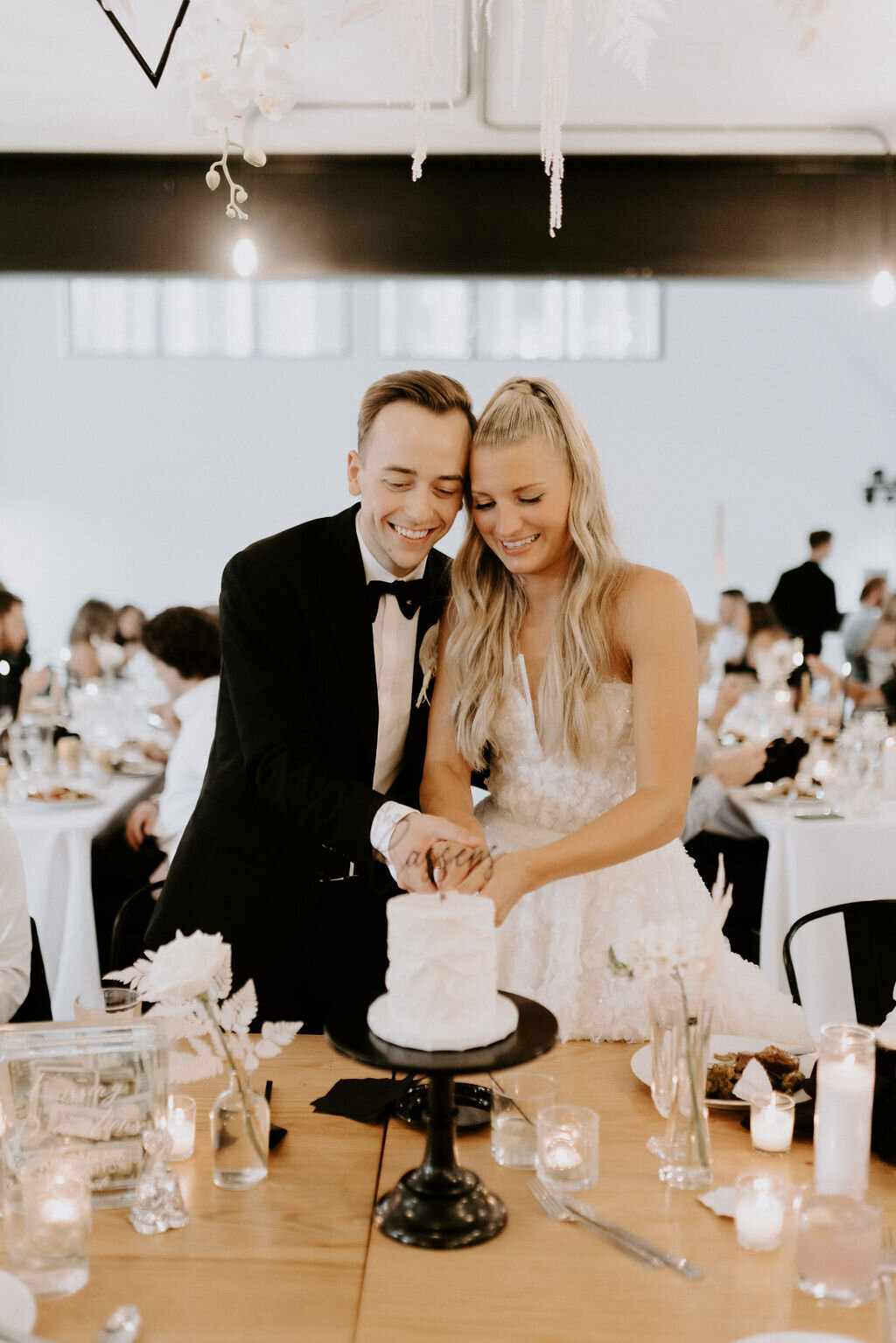 bride-groom-reception-cake-cutting