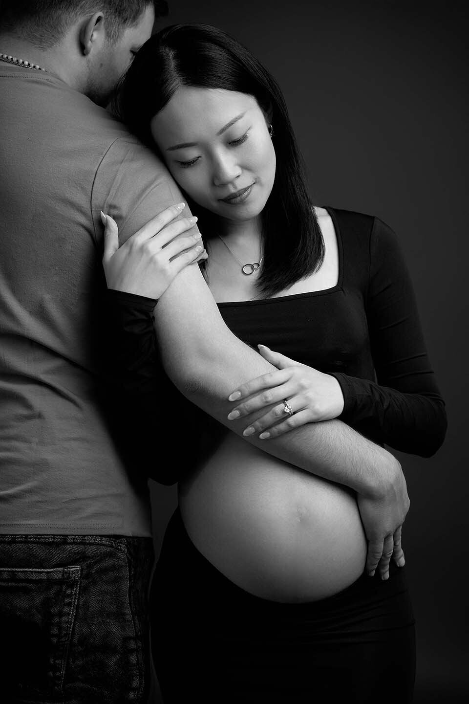 pregnant-woman-snuggling-husband