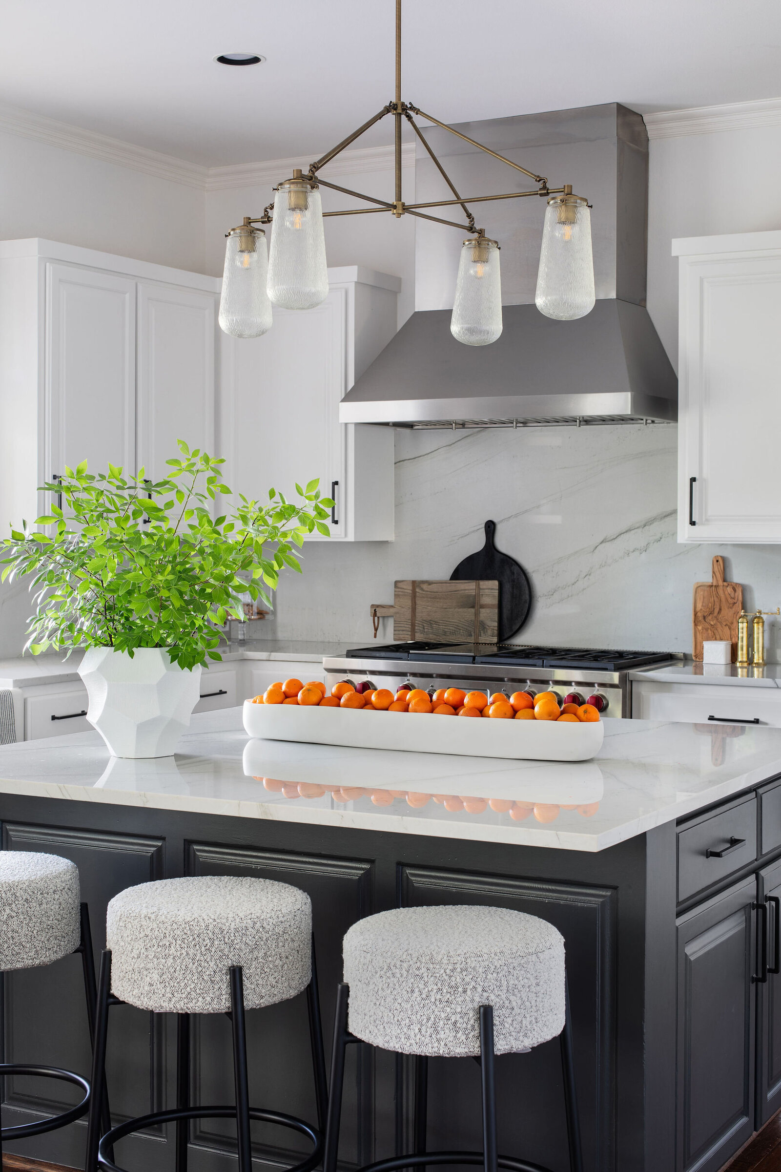 kitchen+remodel+interior+design+gray+island+white+cabinets+brass+lighting+nuela+designs