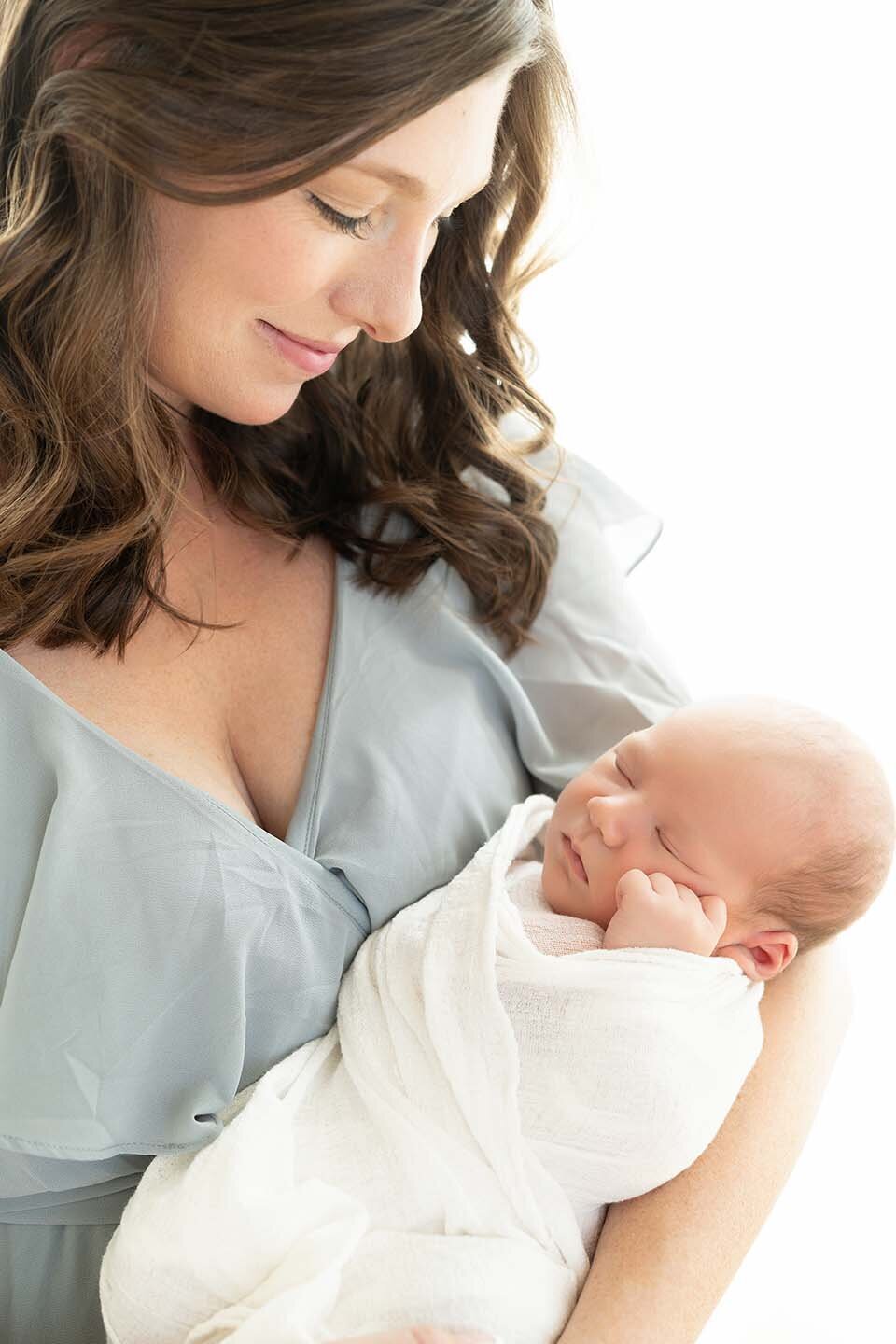 mom-gazing-lovingly-at-newborn