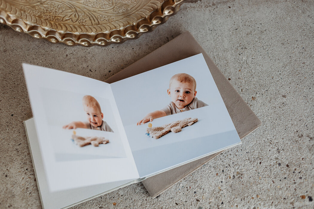 lichtkinderportret, lichteachtergrondportret, 1jaarfotoshoot, koffietafelboek, kinderportretfotograaf, zundert, bosschenhoofd, oudenbosch, halderberge, roosendaal, achtmaal, konpoli