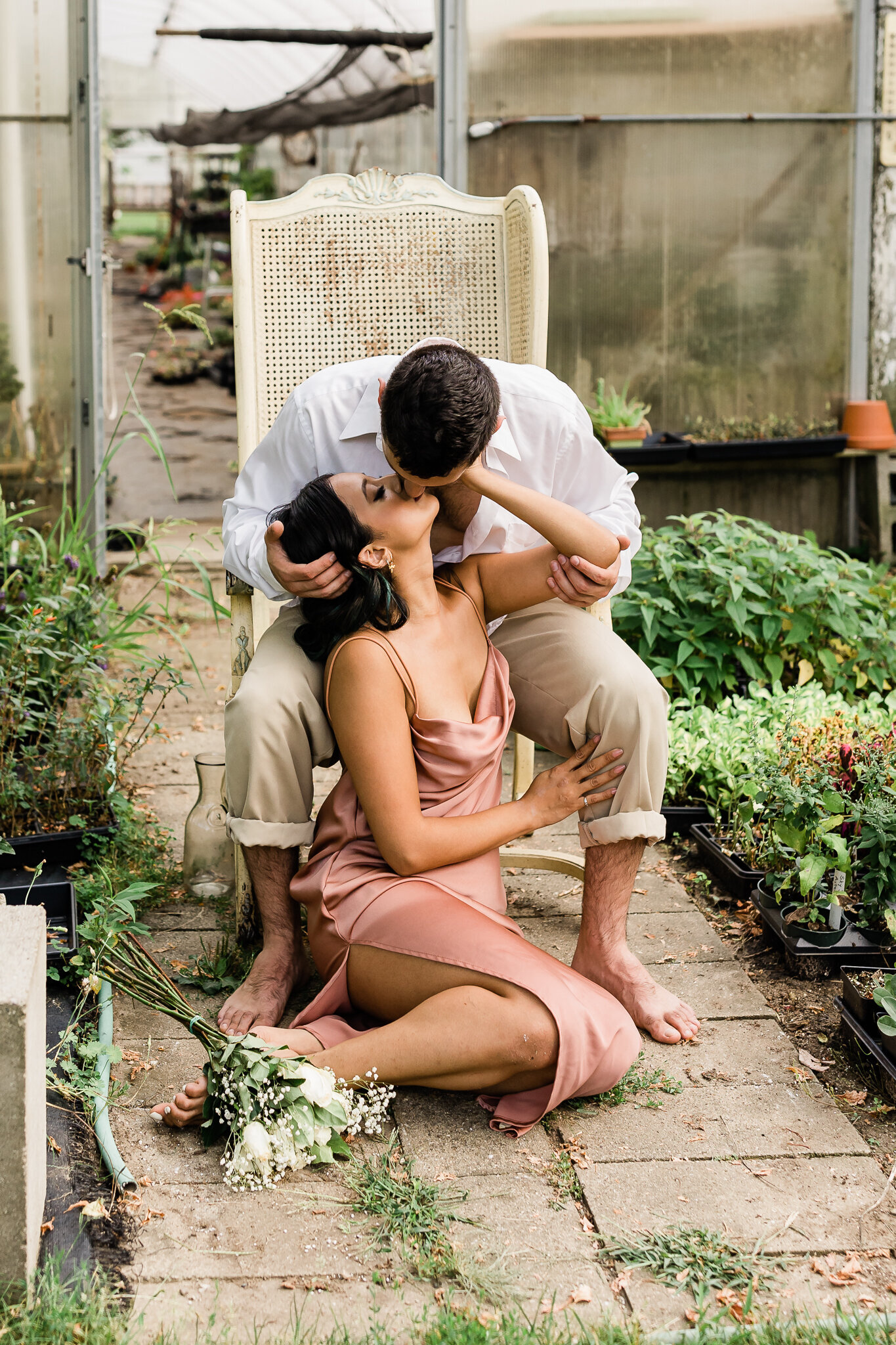 PLYMOUTH_MICHIGAN_GRAYES_GREENHOUSE_COUPLES_COURTNEY_LUSHAJ_PHOTOGRPAHY_14