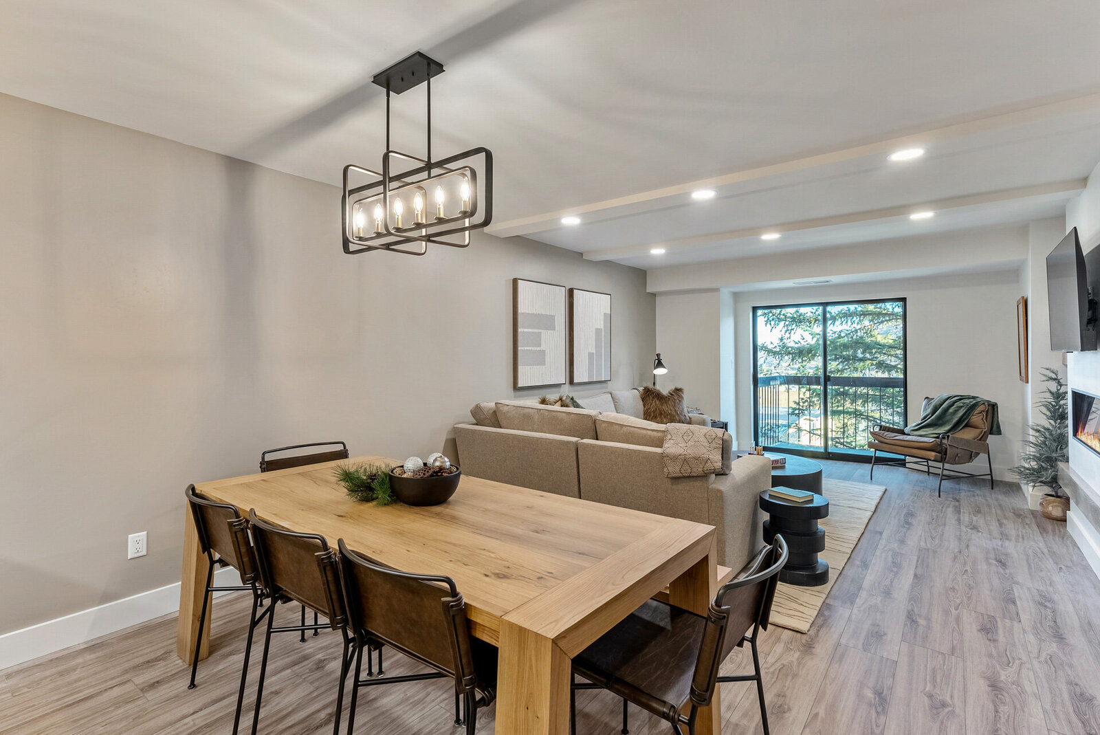Vacation-Home-Interior-Designer-Chalet-and-Co-wooden-dining-table