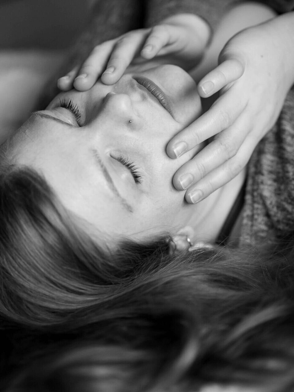 Sinnliches schwarz-weiß Portrait einer Frau in eleganter Unterwäsche, Boudoir-Fotografie mit klassischer Ästhetik