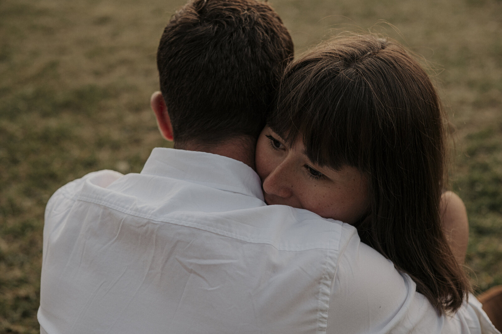 calin d'un couple sur l'herbe d'une forêt des Alpes 