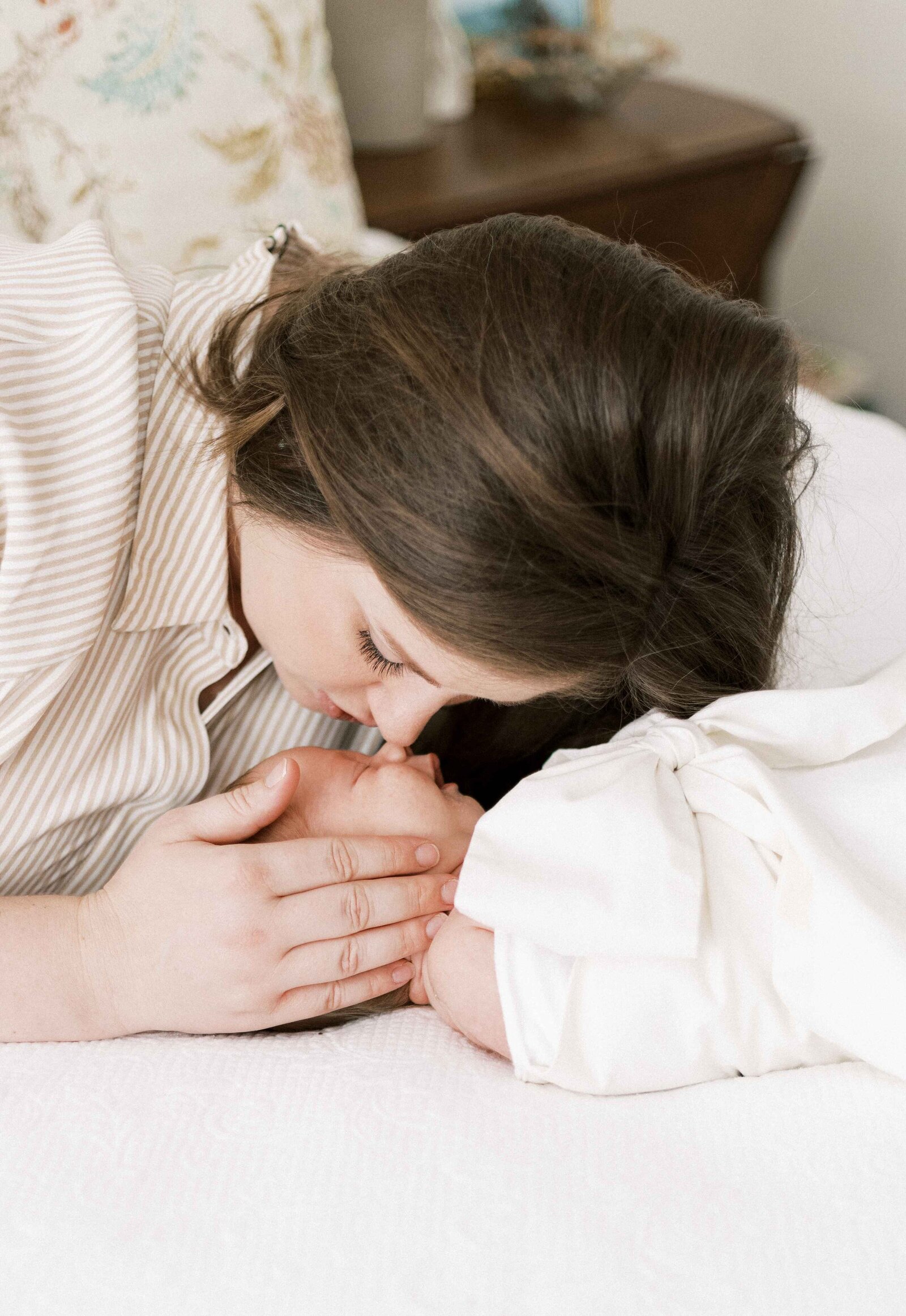 mom giving newborn baby kiss on nose in peoria illinois newborn photos 