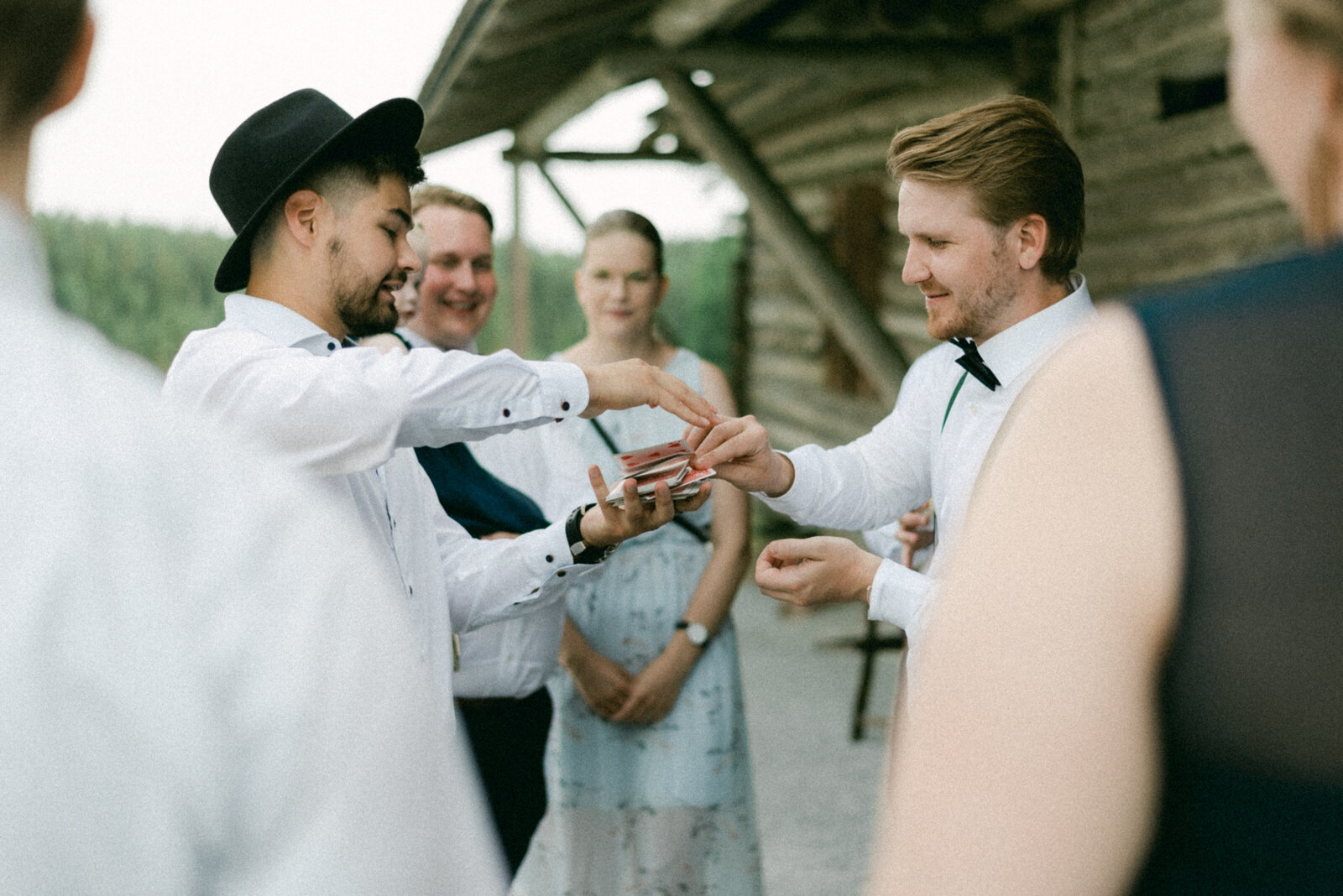 A magician showing tricks to the guests in the wedding in an image captured by wedding photographer Hannika Gabrielsson.