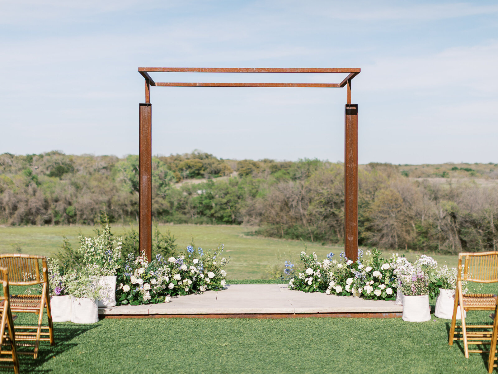 dallas-wedding-florals-ceremony-setup-lazy-s-hacienda-venue-3