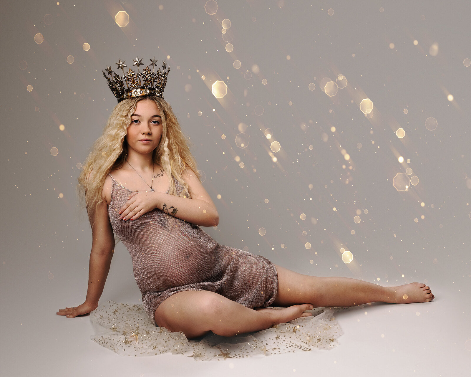 maternity baby bump pregnancy princess queen crown glitter photography