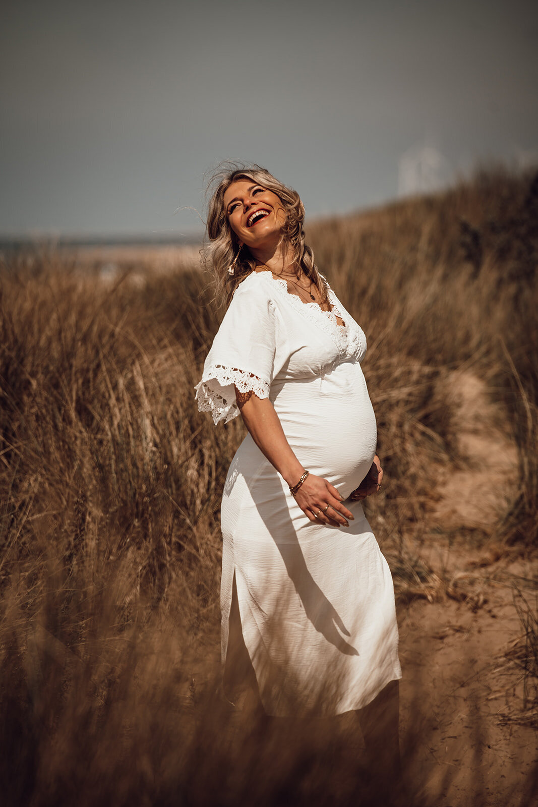 Zwangerschapsfotografie vol emotie en zachtheid, gemaakt door Nathalies Pictures in Nissewaard.