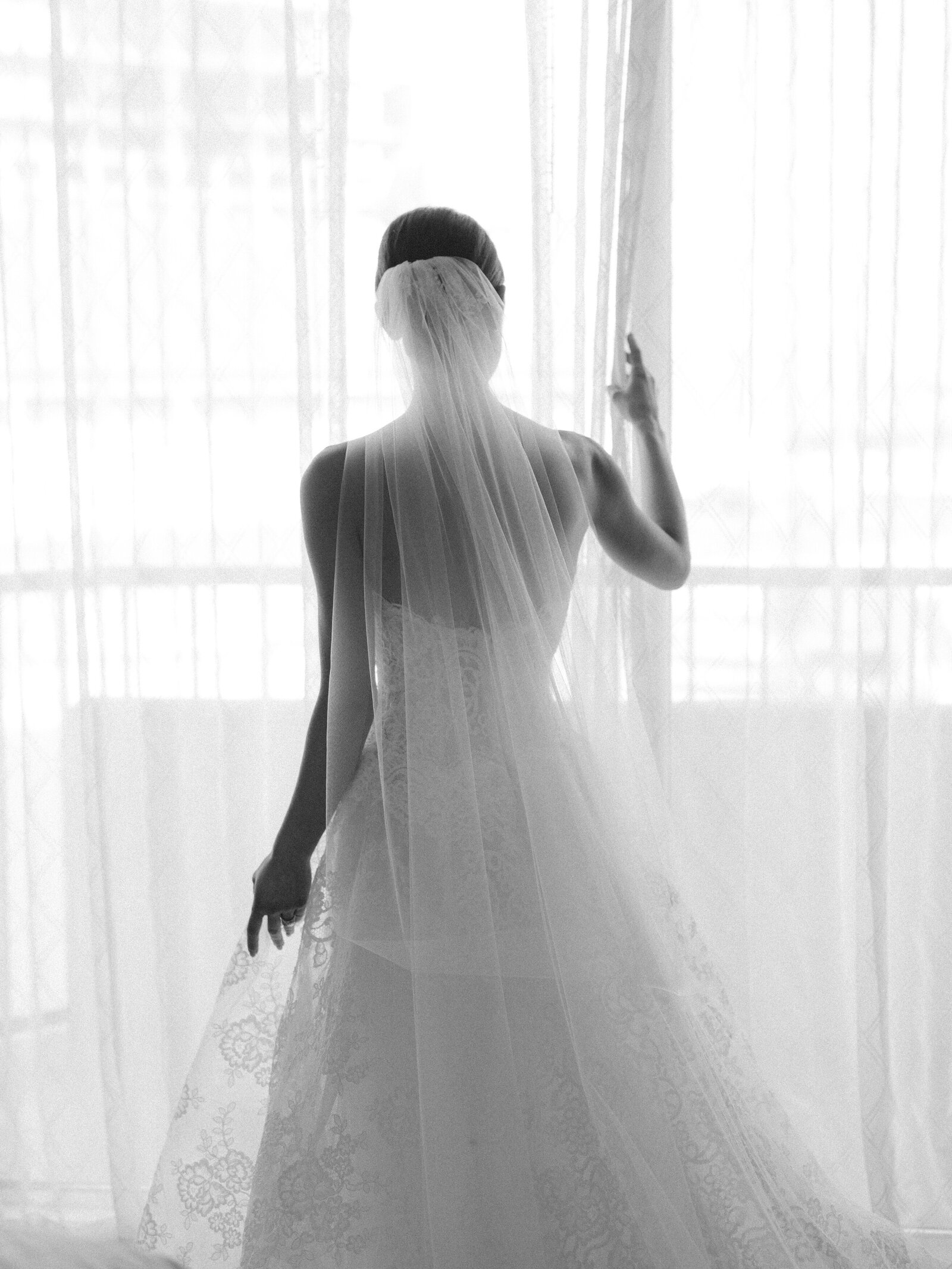 monique-lhuillier-bride-wedding-dress