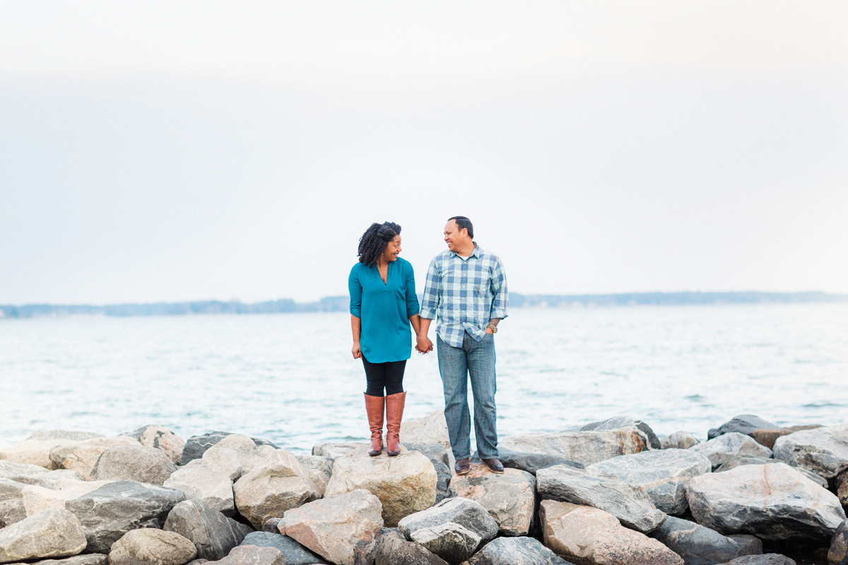 i-yorktown-beach-engagement-photos-fun