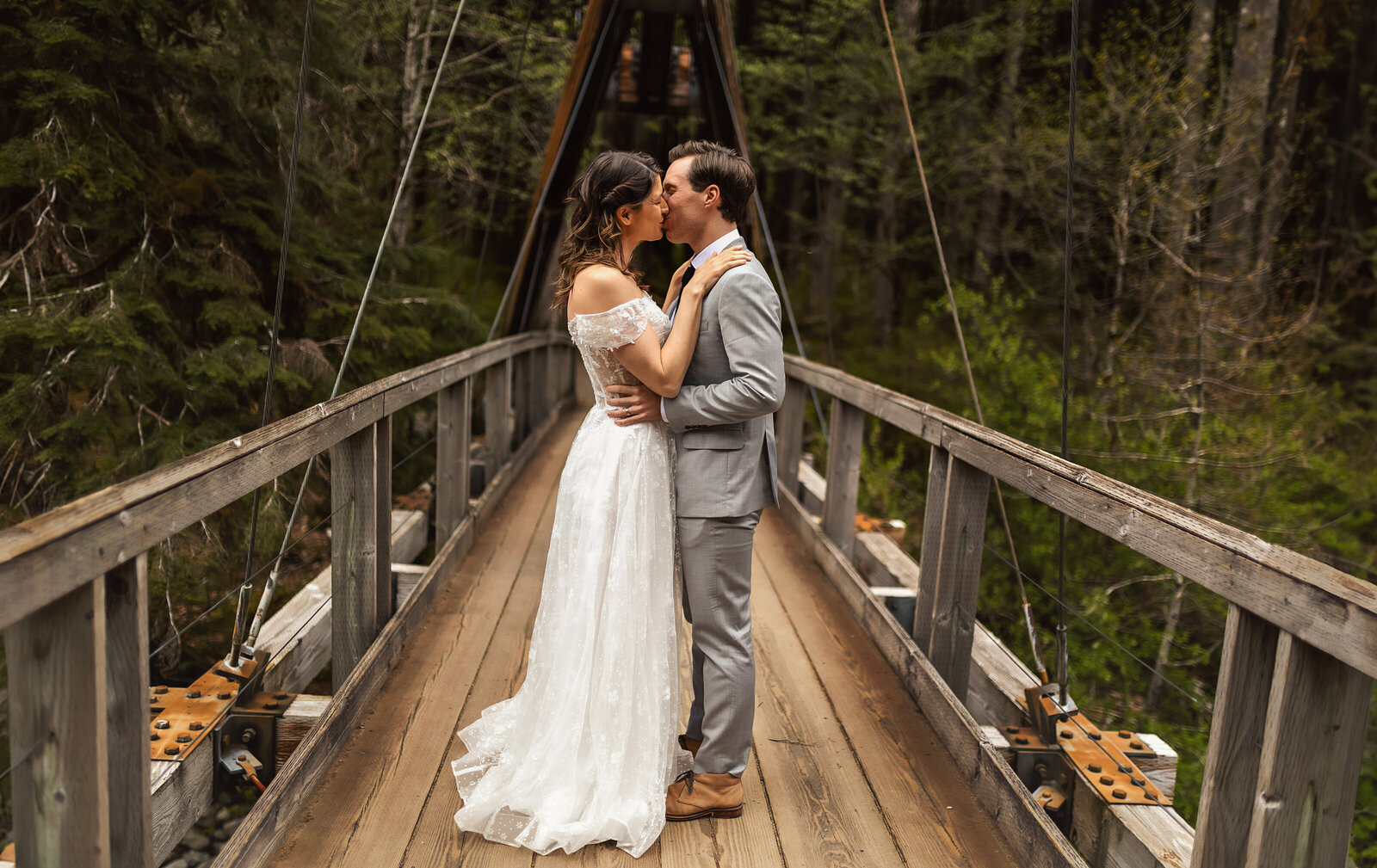 Capture the magical moments of your wedding day with a stunning backdrop of a rustic bridge in Western Washington. Everest Portraits specializes in creating memorable images that highlight your love and the picturesque surroundings