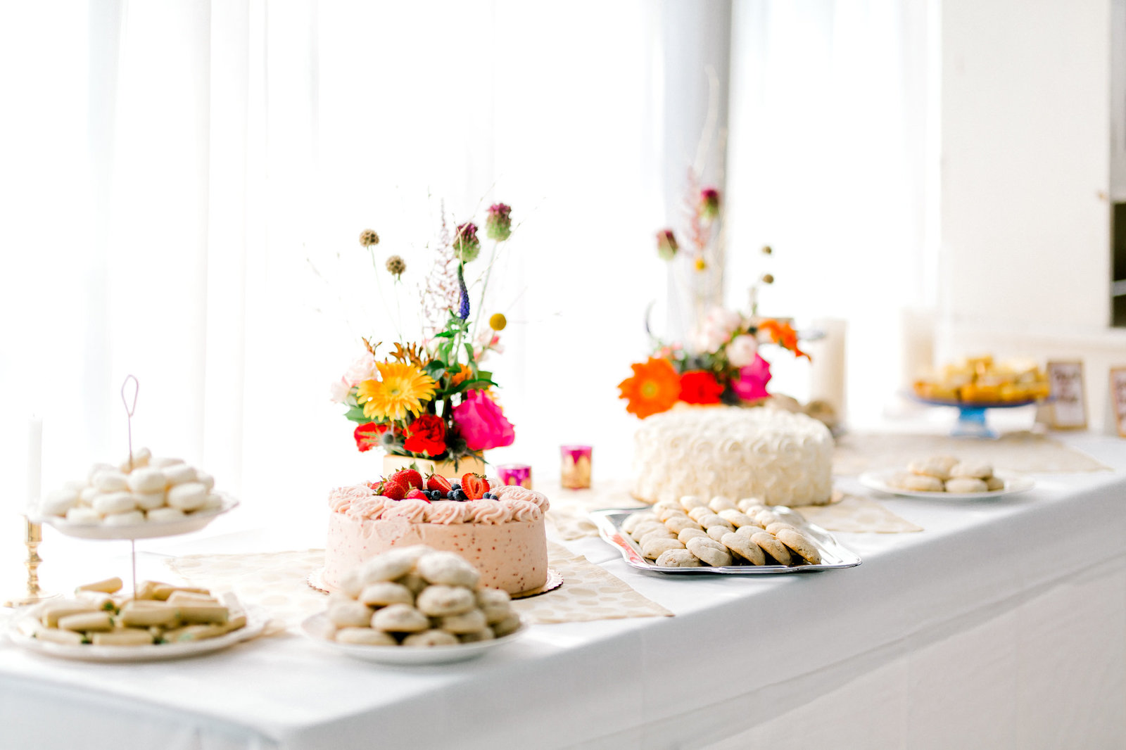 sweet table on the wedding day Chicago wedding pictures by Chicago wedding photographer bozena voytko