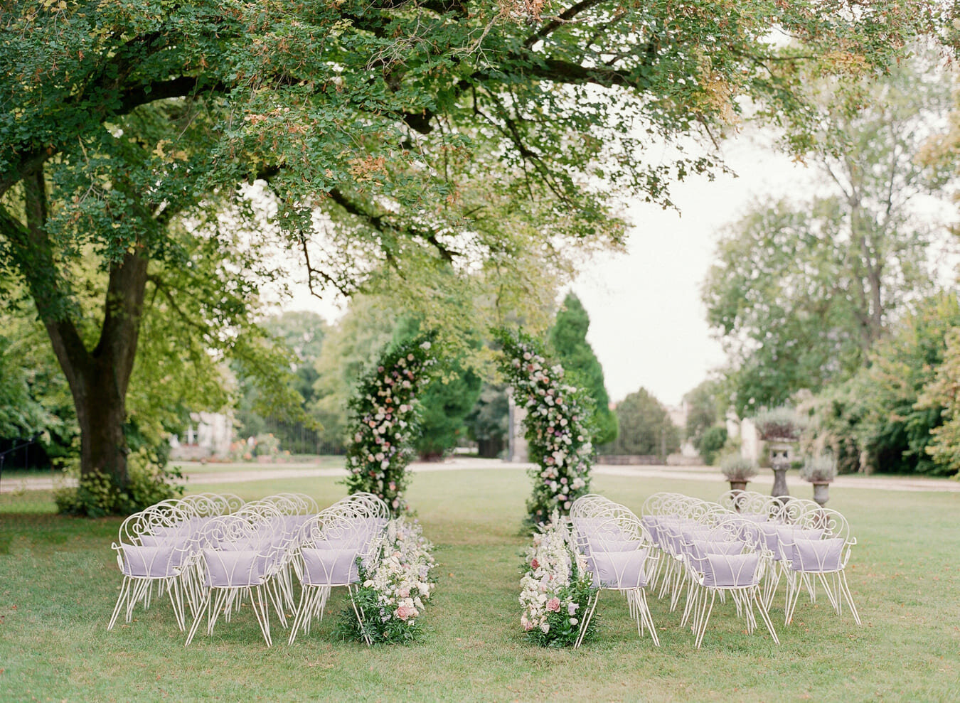 luxurious-floral-arch-outdoor-ceremony