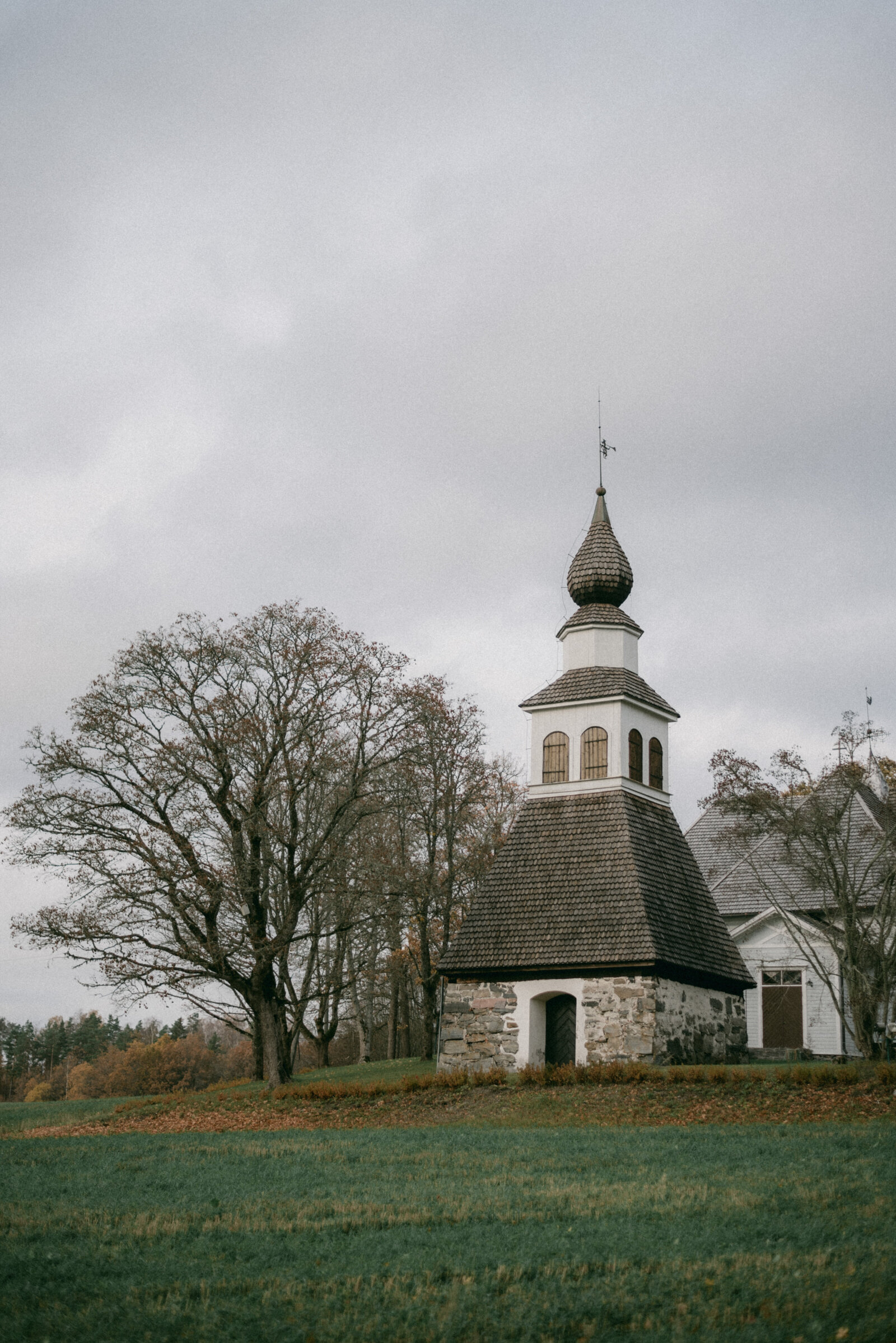 Syksyinen Mustion kirkko valokuvaaja Hannika Gabrielssonin ottamassa valokuvassa