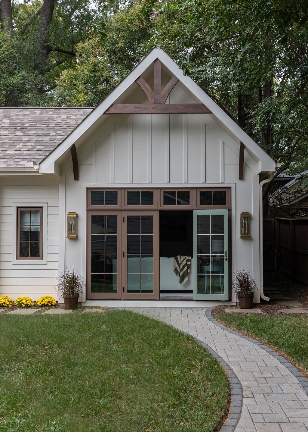 melinda chesson interiors carriage house  exterior with green yard
