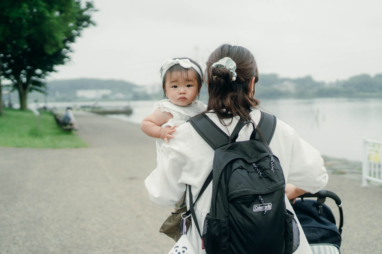 赤ちゃんを抱っこして歩いているお母さん