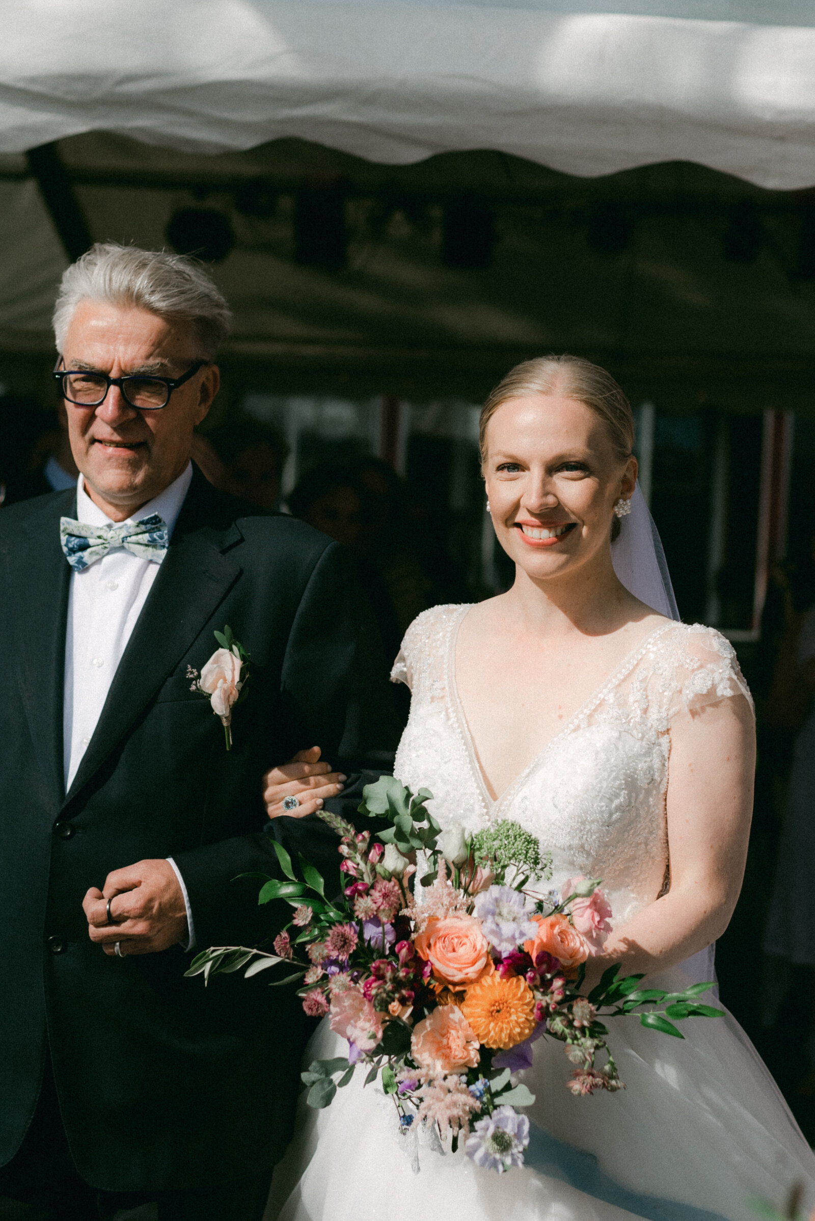 Morsian kävelee vihkimiseen isänsä kanssa