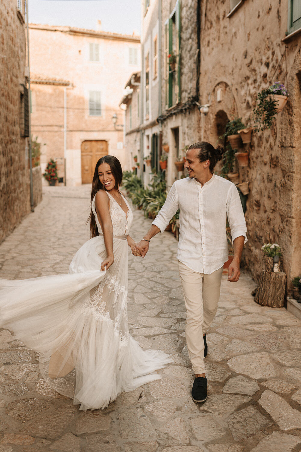 Brautpaar Hand in Hand in einer Gasse in Valdemossa auf Mallorca