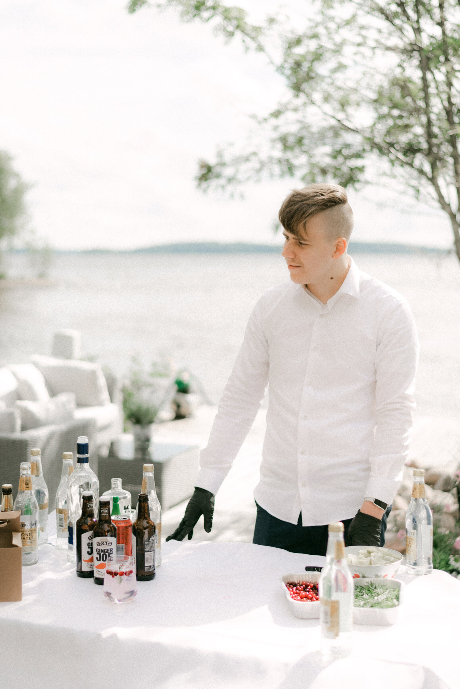 Dokumentaarinen hääkuva hääpäivän yksityiskohdista