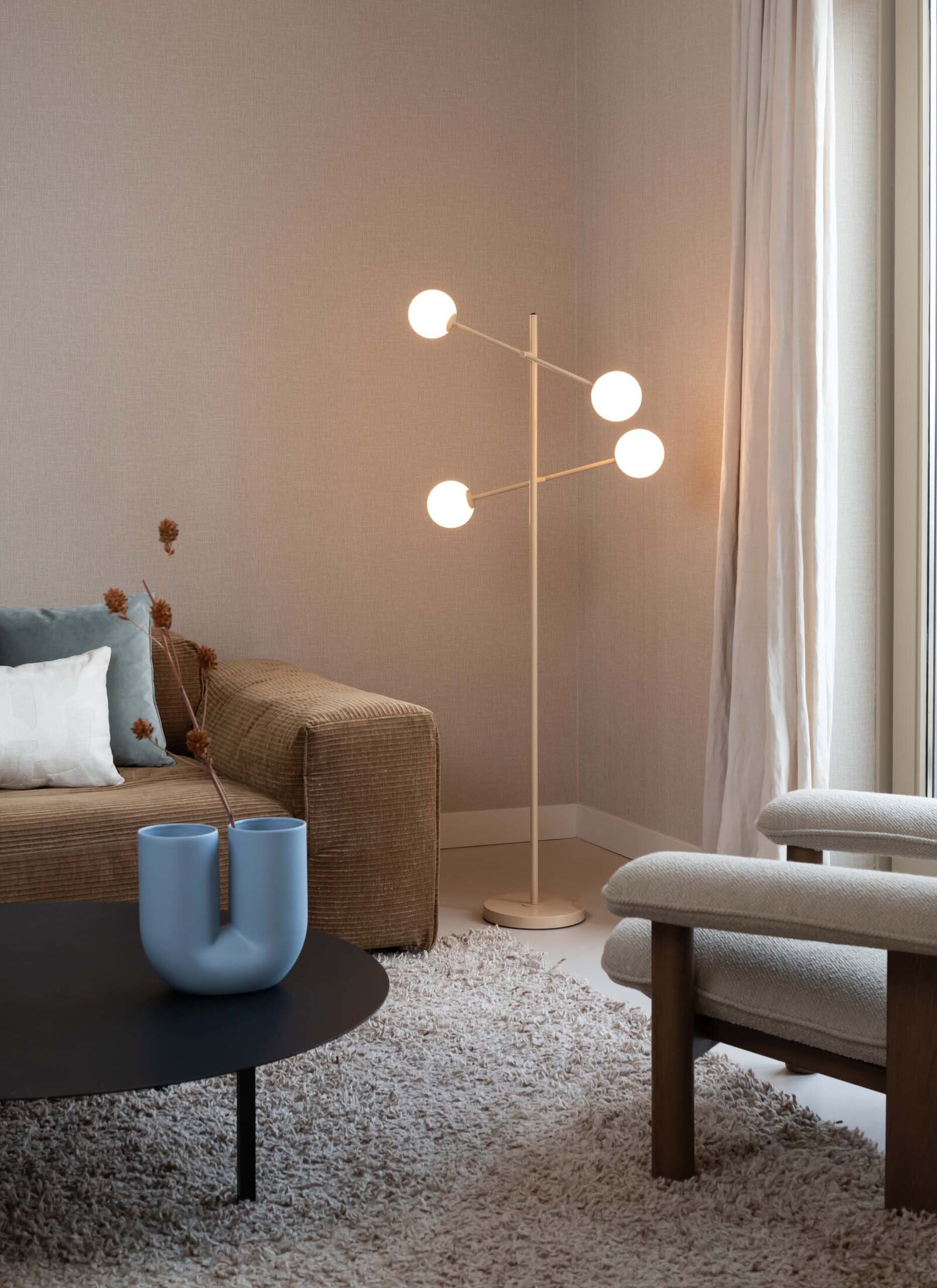 fotostyling-its-about-romi-amersfoort-woonkamer-vloerlamp-copenhagen-beige-sfeerbeeld-annedelange