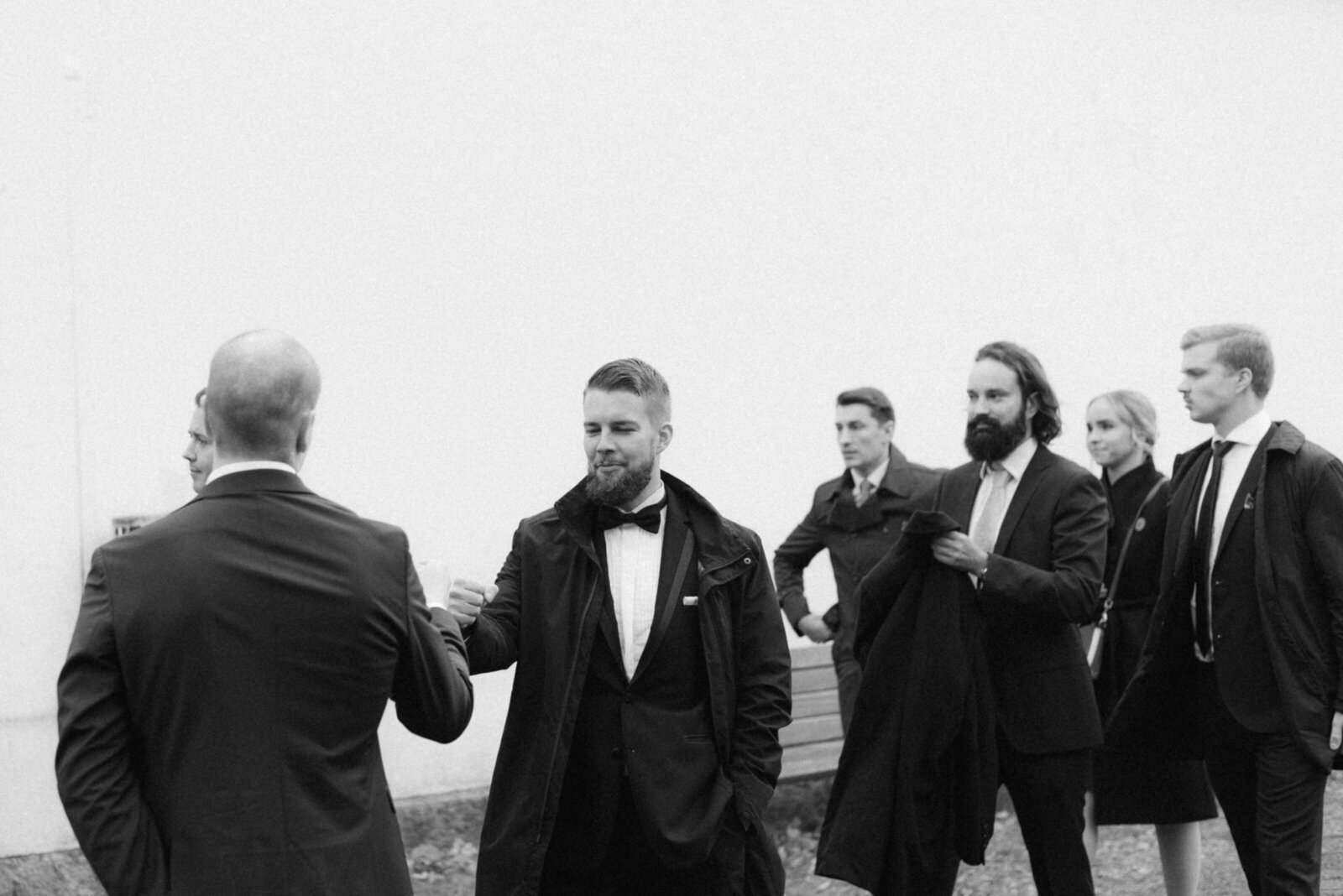 A documentary wedding  photo of guests arriving to the ceremony in Oitbacka gård captured by wedding photographer Hannika Gabrielsson in Finland