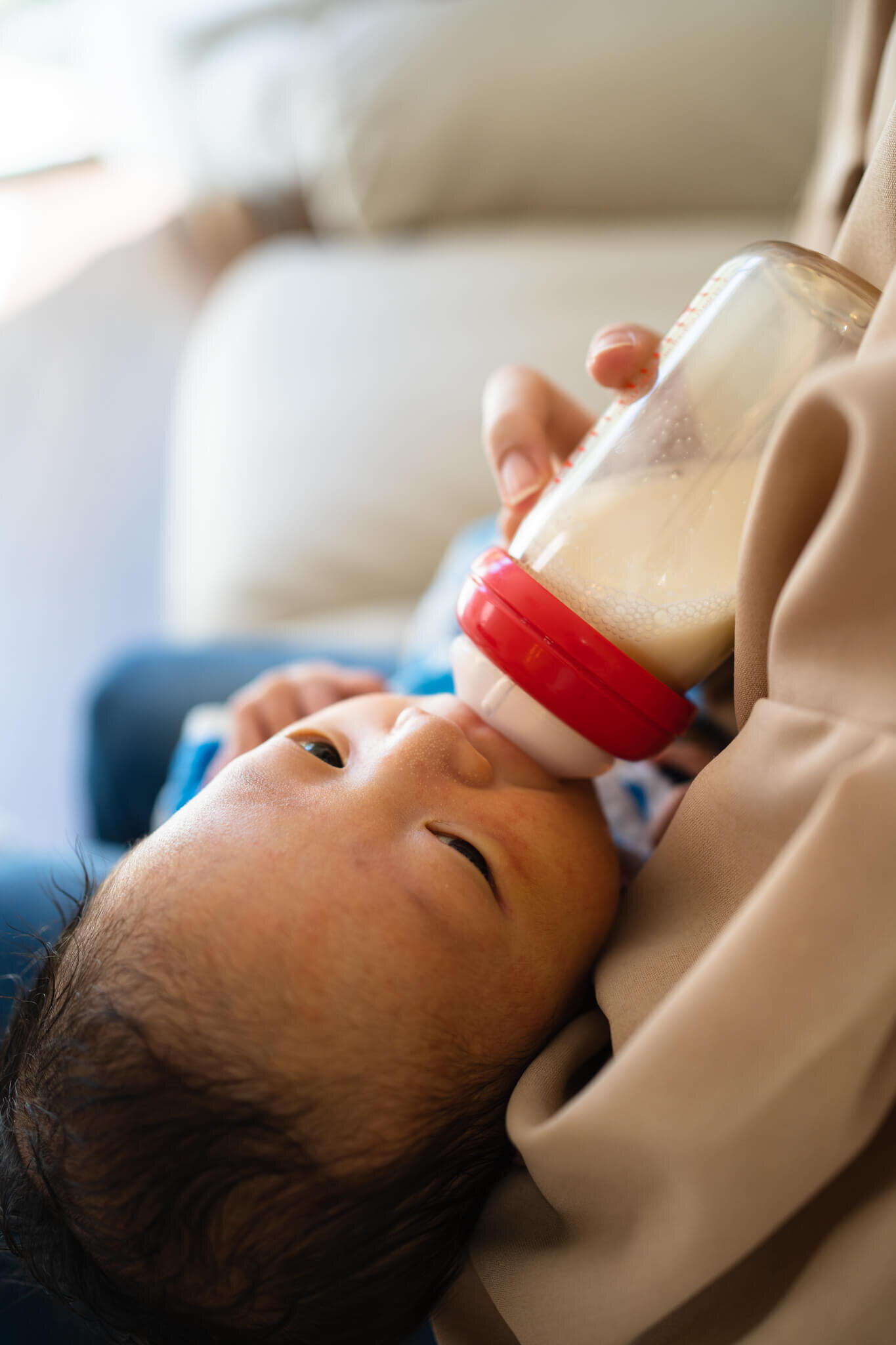 ミルクを飲む新生児