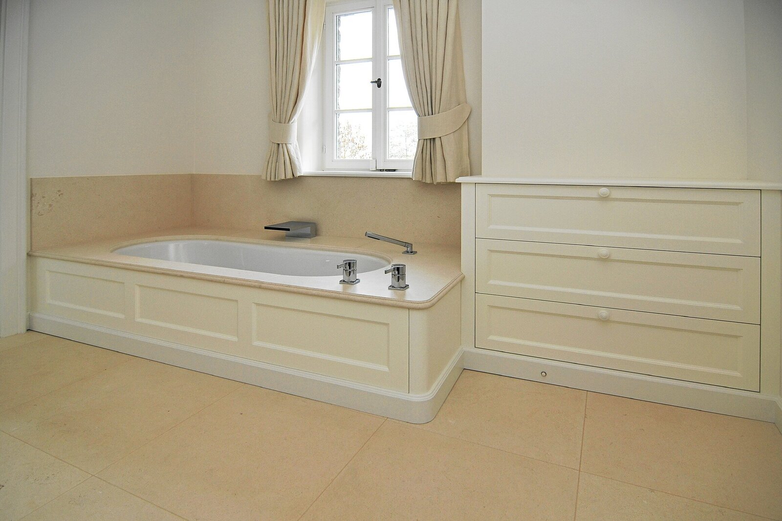 Badezimmer-Adam-Innenausbau-Badewannenverkleidung