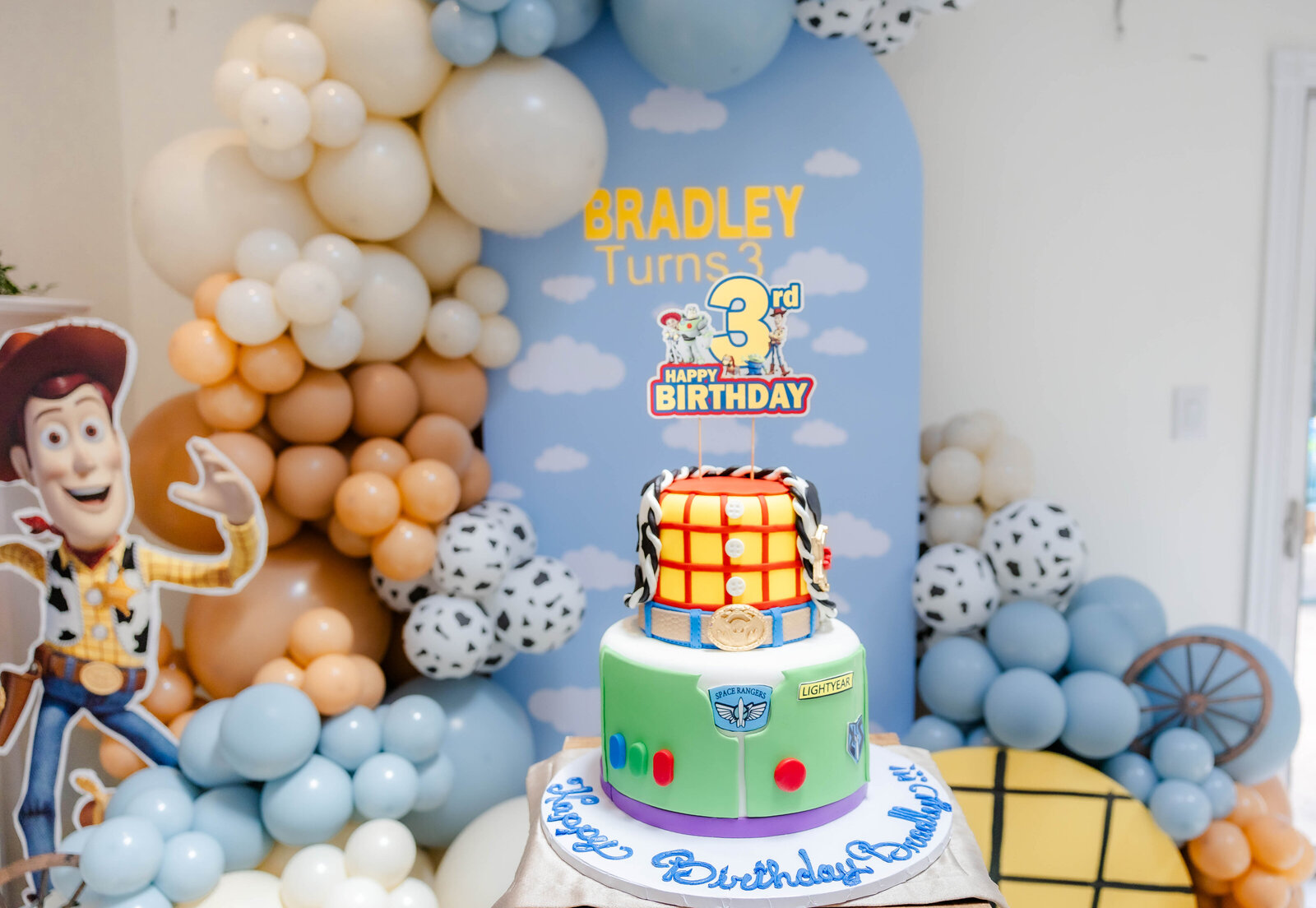 toy-story-3rd-birthday-cake-decor-balloon-arch