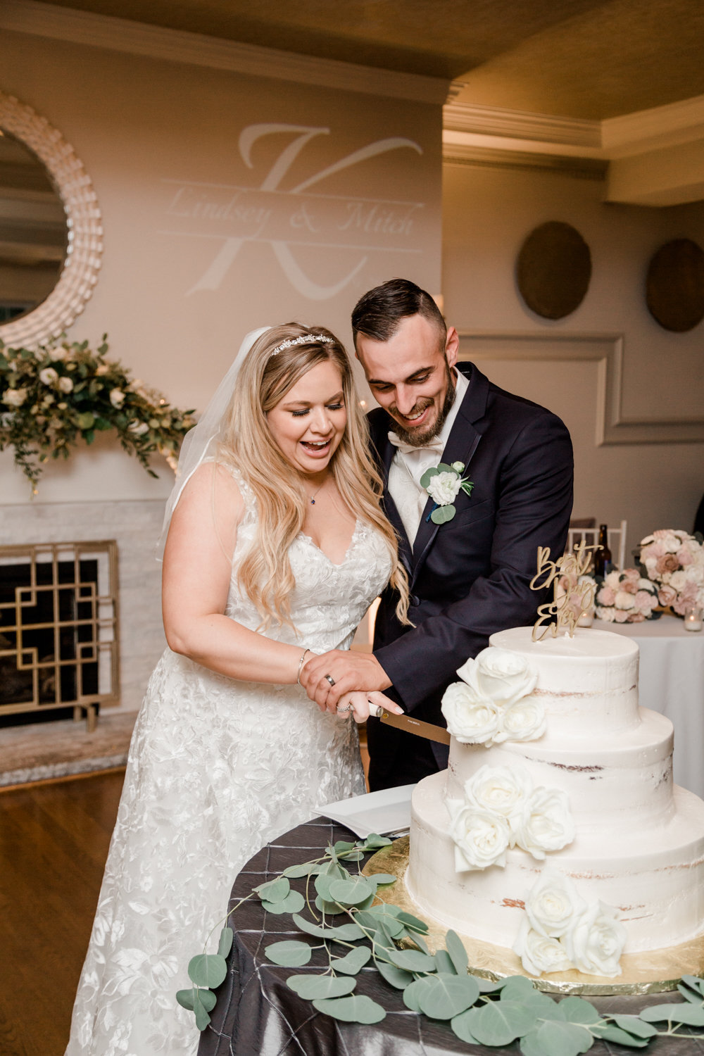 cake-cutting-saphire-estate-wedding