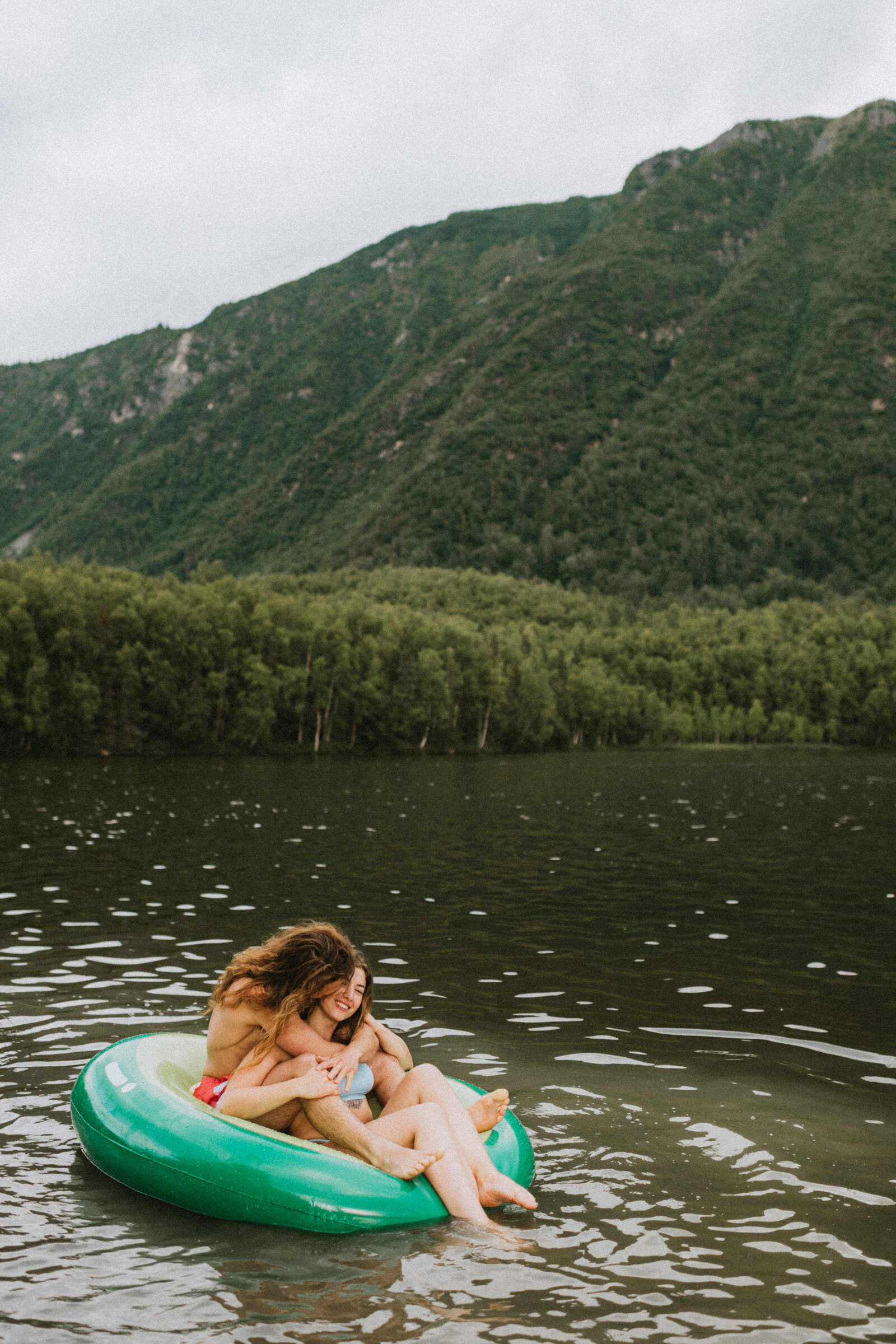 alaska-lake-couples-photoshoot-mirror-lake-donna-marie-photography49