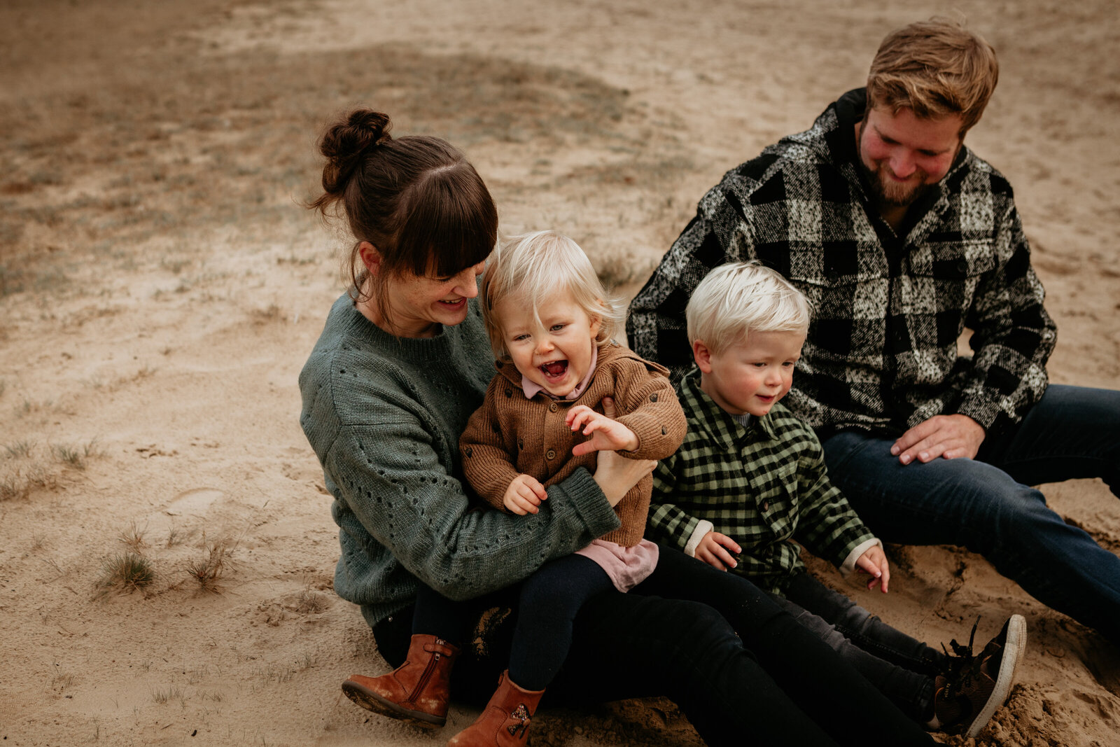 familieshoot met mama, papa, dochter en zoon op het strand in de Lommelse Sahera