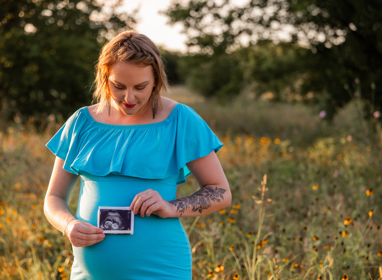 maternity photo with sonogram