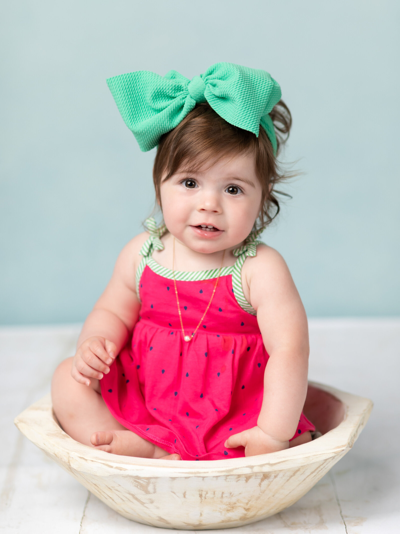 one year old girl posing for birthday photoshoot studio