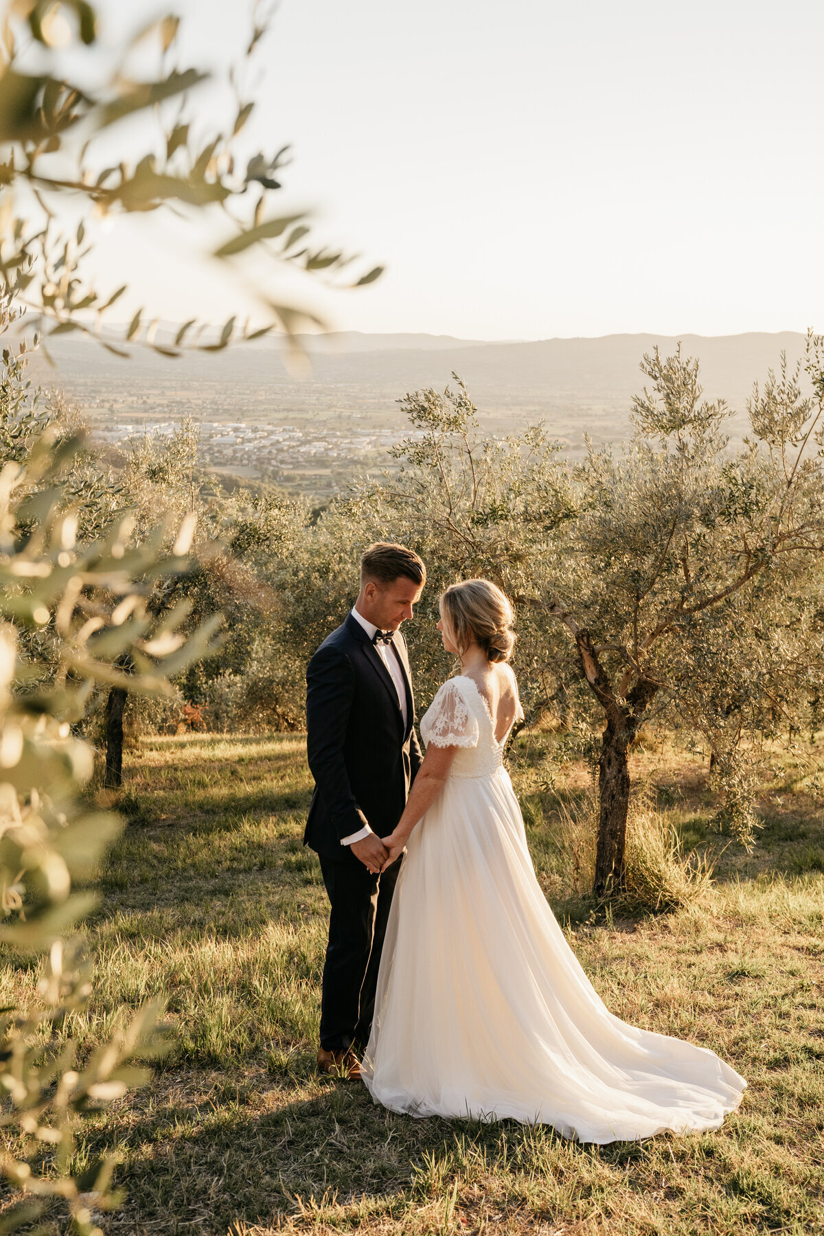 Trouwen in Italië in een luxe bruidsjurk van kant 