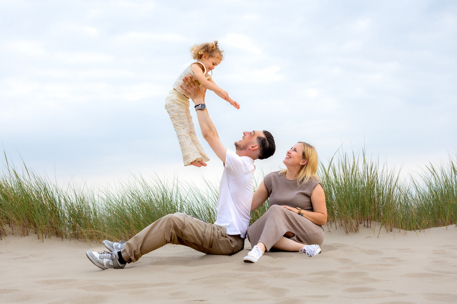 Duinen-familiefotograaf-strand-gezinsfotoshoot-met-klein-kind-professionele-fotoshoot-fotograaf-hellevoetsluis-170