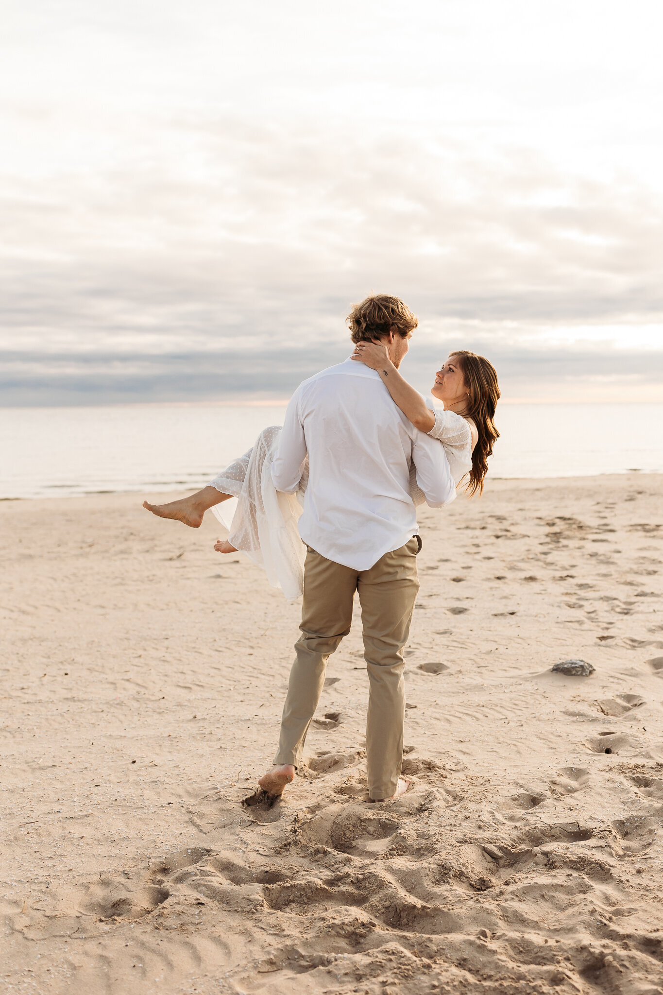 GRAND_HAVEN_AND_LAKE_MICHIGAN_ENGAGEMENT_PHOTOGRAPHER|Courtney_Lushaj_Photography_15