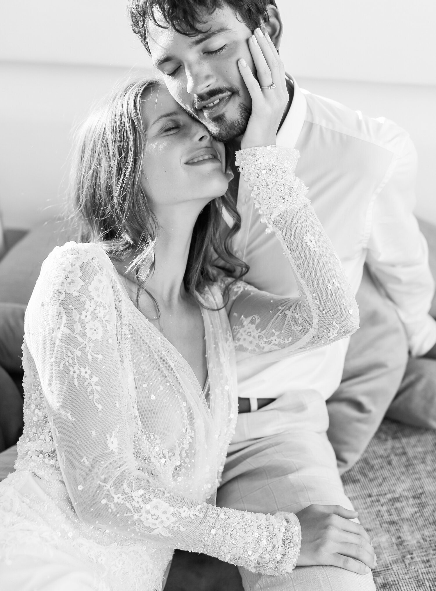 Santorini-couple-cuddling