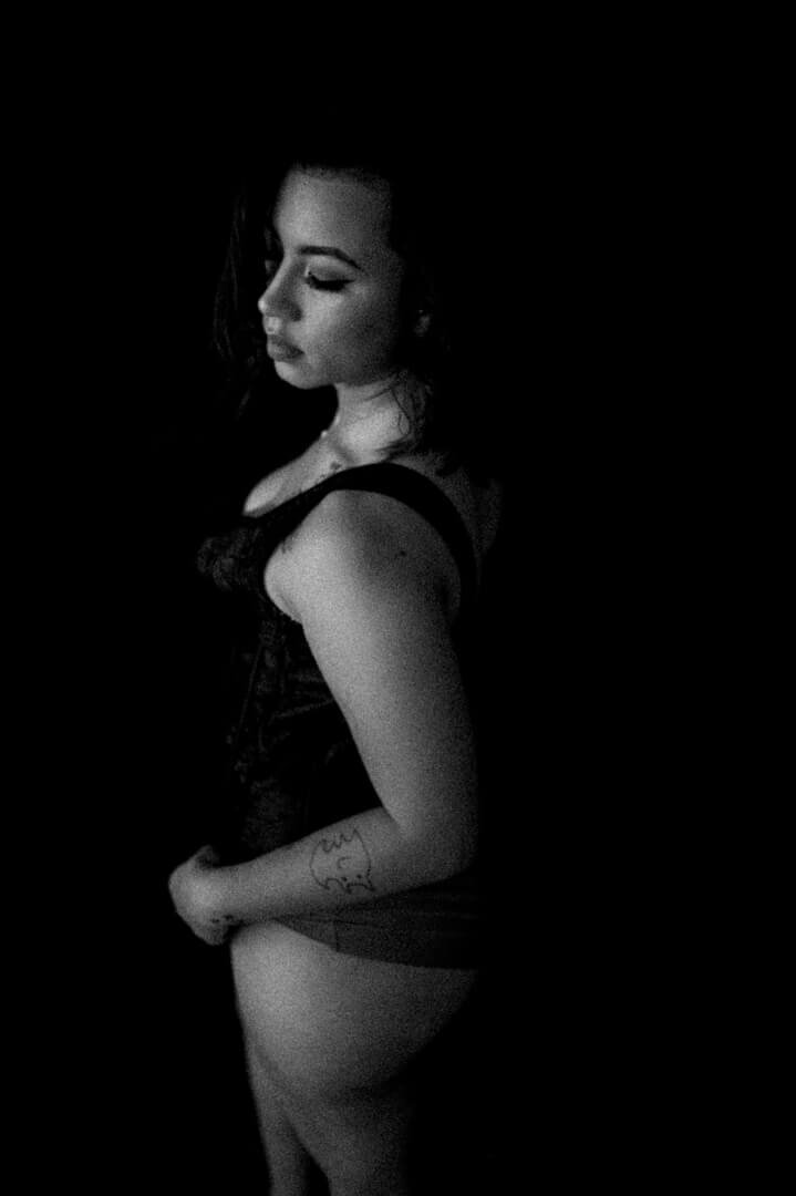 woman in black corset image  by tacoma wa boudoir photographer kayleen lim