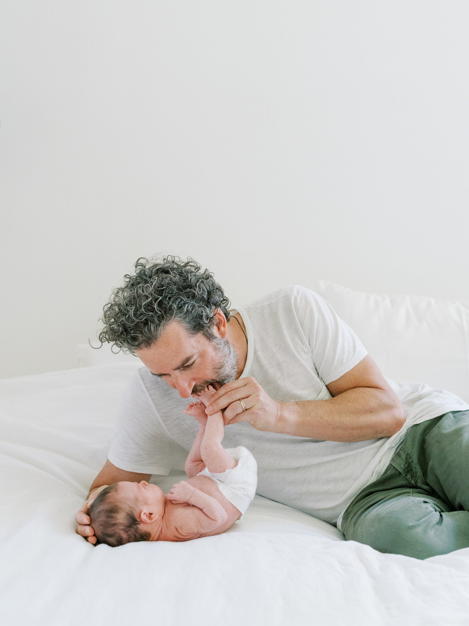father-daughter-newborn-at-home
