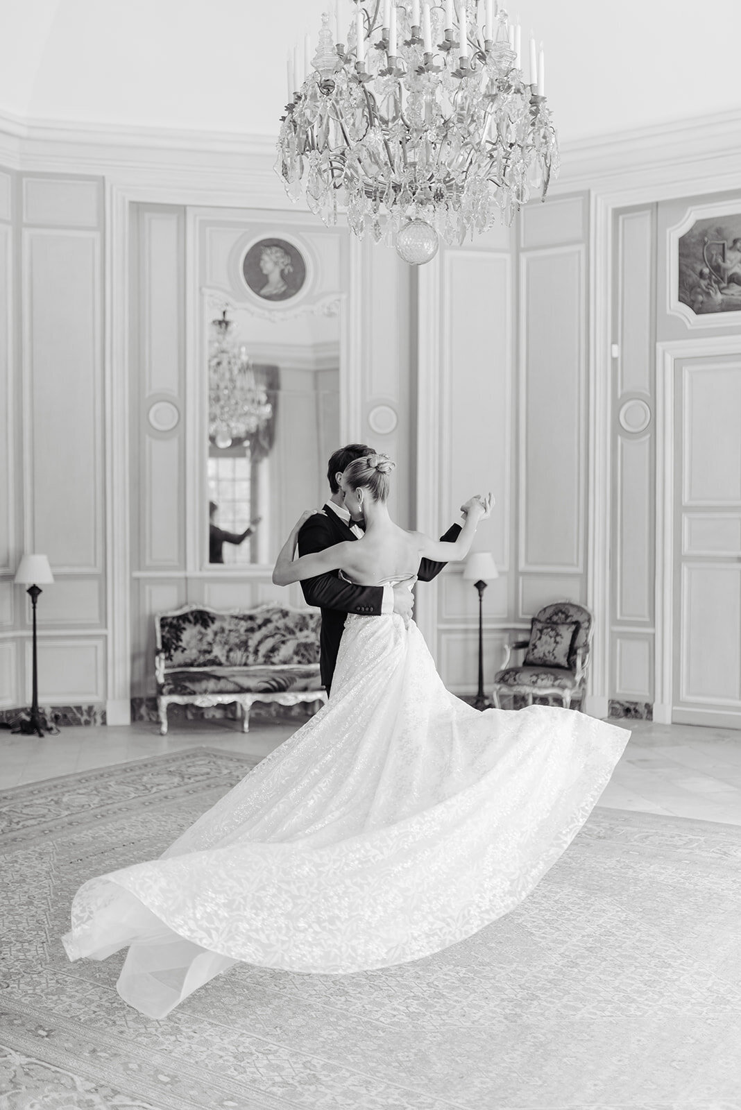 Morgane Ball editorial fine art wedding Photographer Paris chateau Villette petit Versailles elegant wedding couple first dance