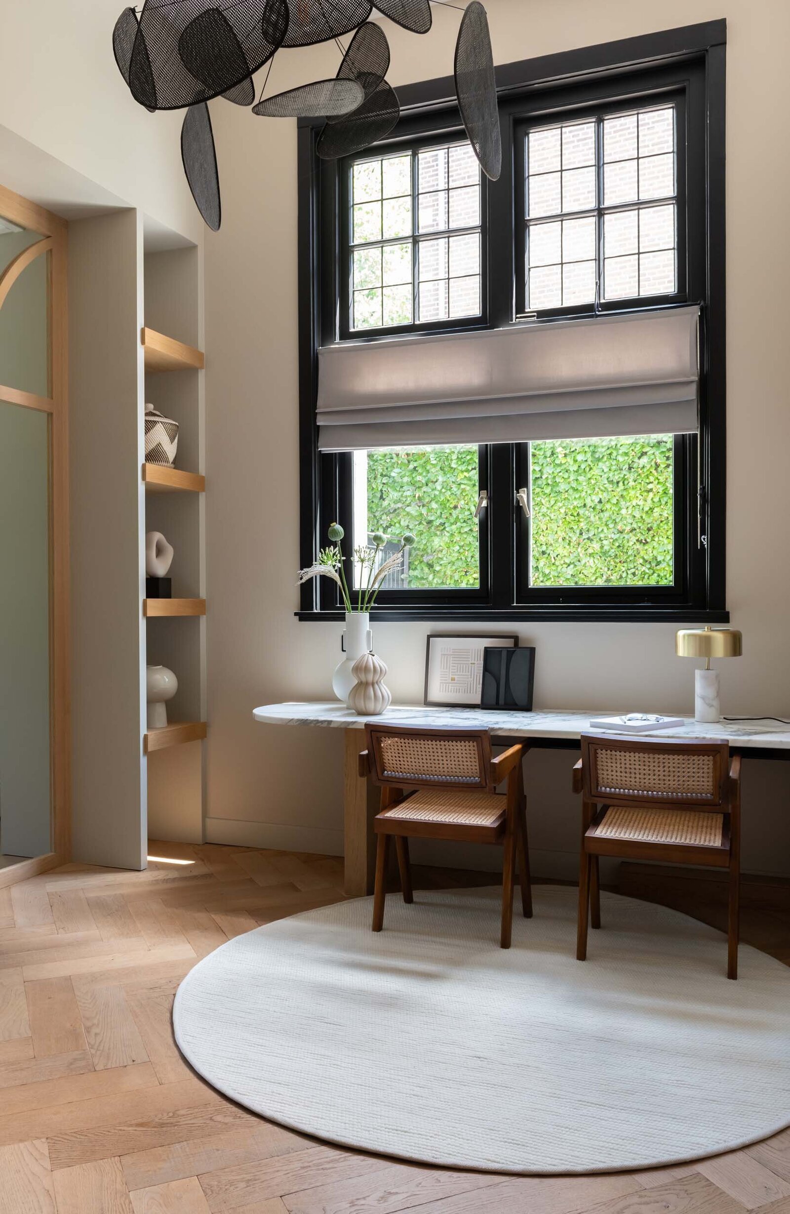 fotostyling-brinker-feelgood-2024-kantoor-bureau-rond-vloerkleed-naturel-kleuren-sfeerbeeld-annedelange