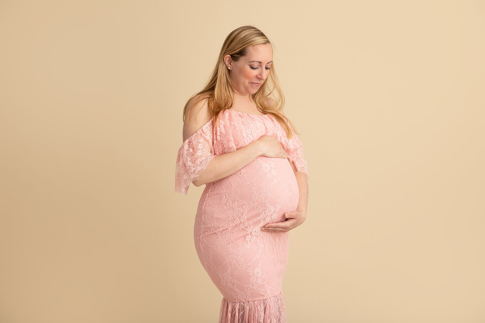 pregnant white woman in pink dress by PHILADELPHIA MATERNITY PHOTOGRAPHER