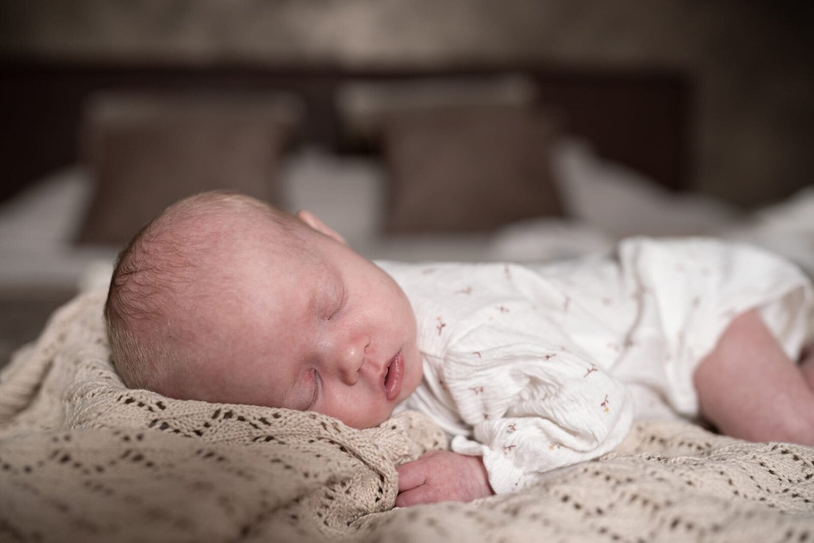 newborn baby fotograaf Groningen Drenthe Friesland. Shoot bij je thuis. Pasgeboren baby.