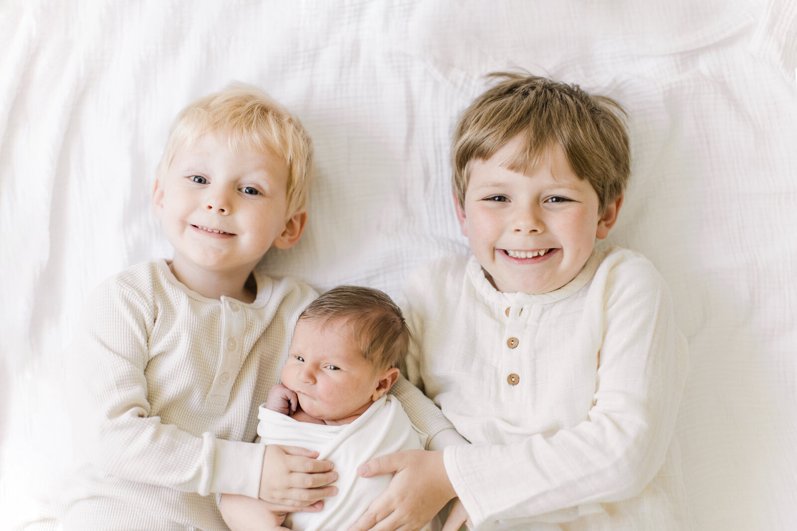 newborn-with-two-older-brothers