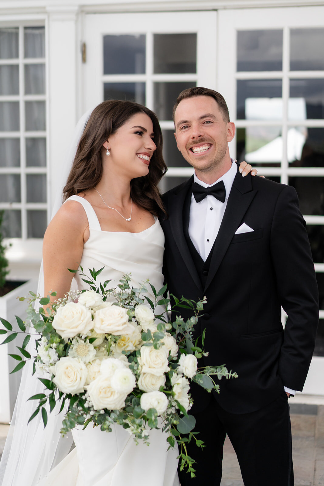 classic_white_wedding_bouquet