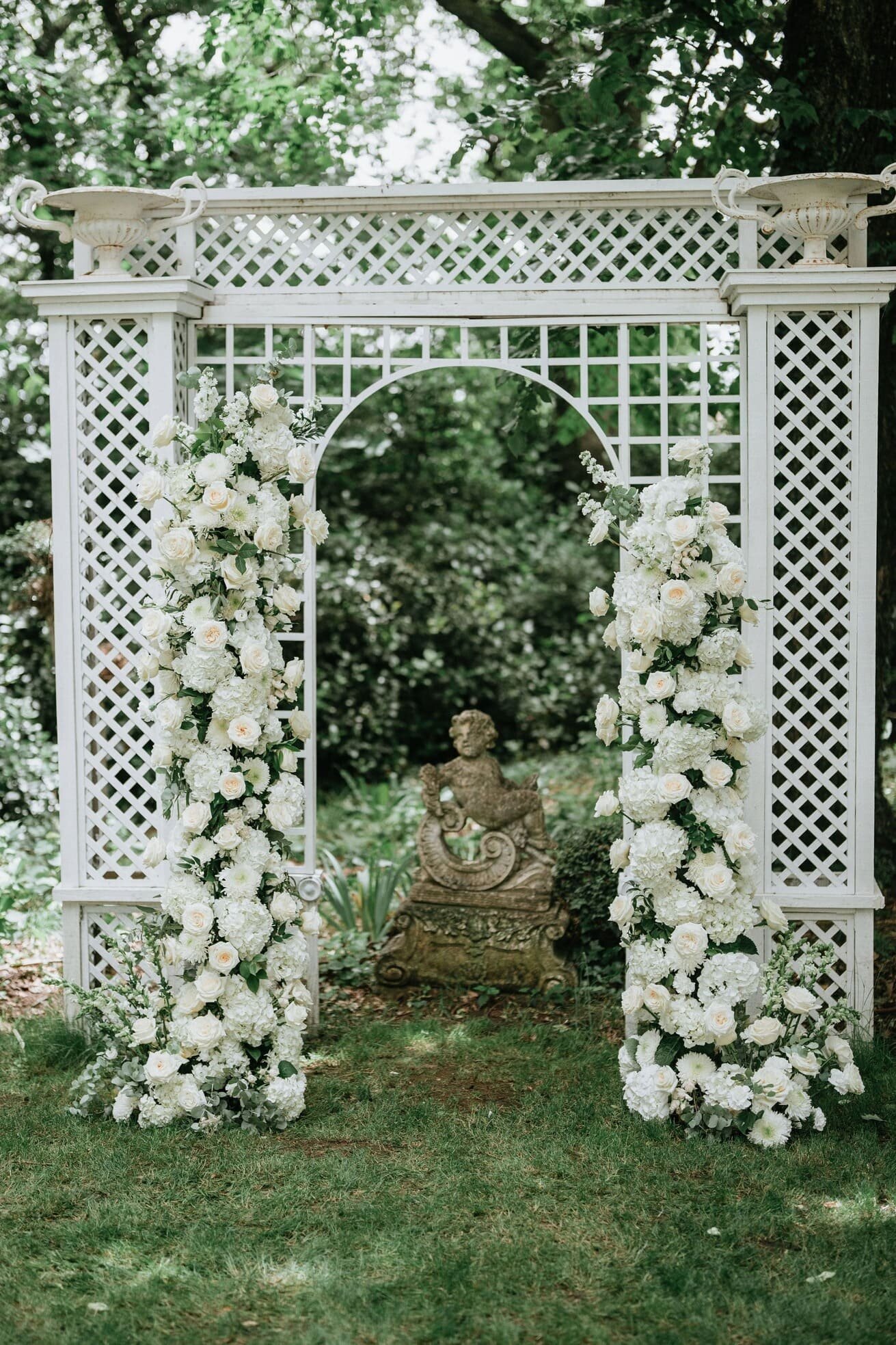 arche-de-fleurs-blanches-mariage