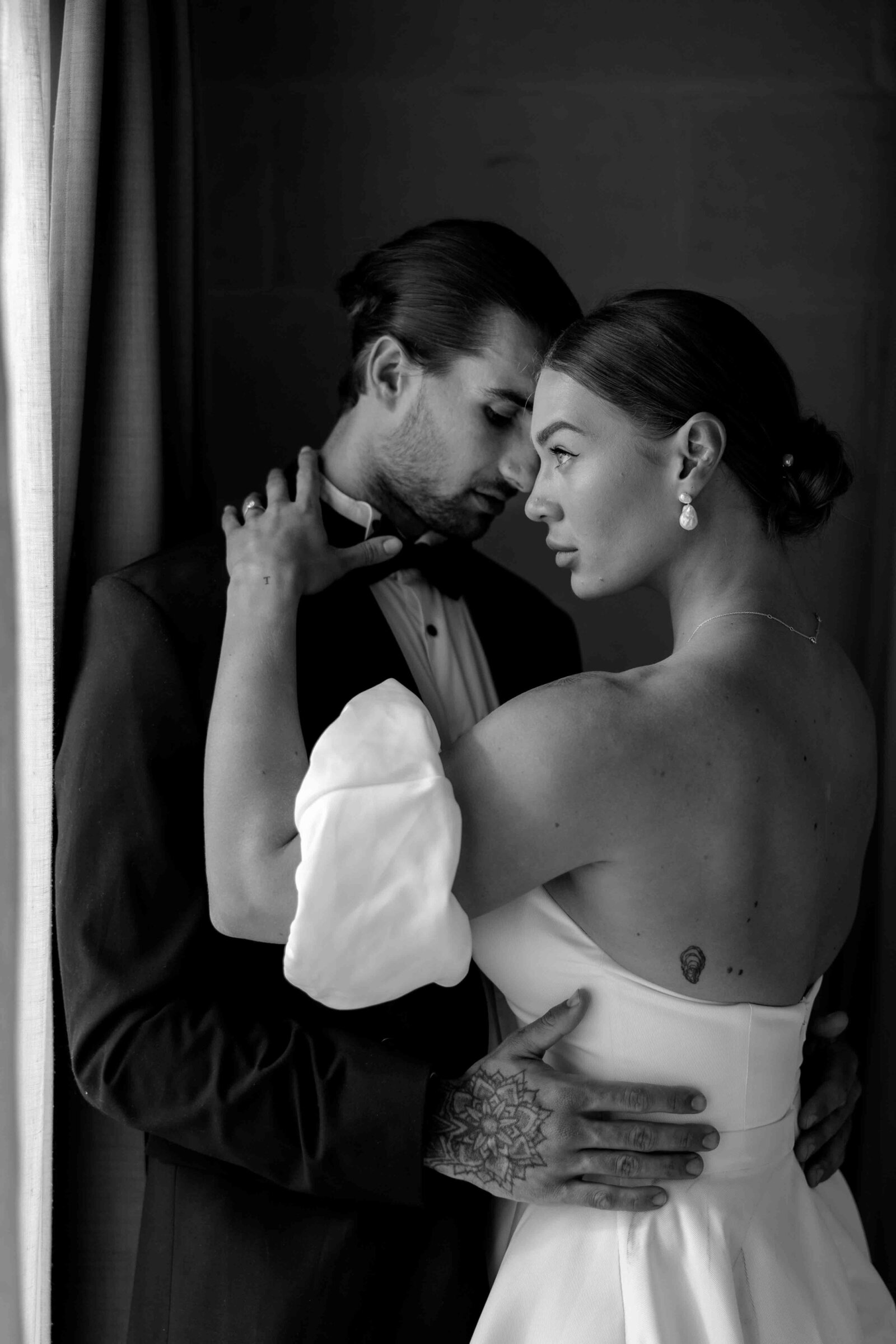 Bruidsfotografie met een tijdloze en emotionele stijl, professioneel vastgelegd door Melissa Boer.