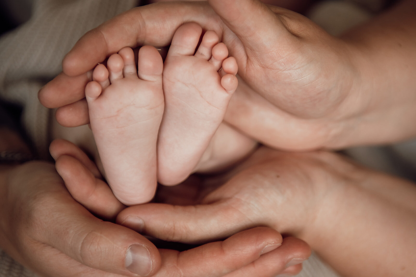 Babyfotografie met natuurlijke tinten en warme uitstraling